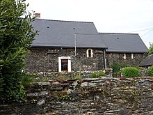 Photographie des murs sud de l'ancienne église.