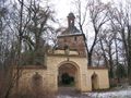 Blick vom ehemaligen Gutshof durch das Medusenportal auf die Kirche