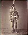 Photographie d'un ancien soldat de Napoléon, sabre au côté.