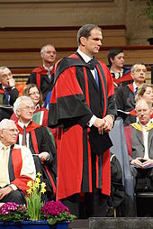 Photo de plain-pied Martin Johnson assistant à la cérémonie de remise des diplômes vêtu de la robe de cérémonie.