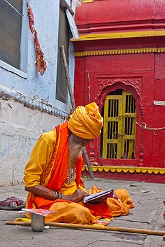 ’n Sadhu op ’n rivieroewer