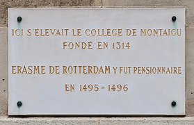 Plaque au no 10 en hommage au collège de Montaigu.