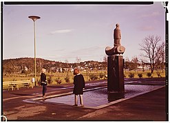 Badeparken sett fra Hjertnessiden, 1961, med Oruds skulptur «Gutten i båten». Eie: Nasjonalbiblioteket