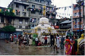 Un stûpa sur une place de Katmandou.