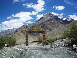 Vue d'un panneau souhaitant la « bienvenue dans la vallée de Spiti » (2004).