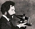 ベルの電話機（1876年に公開）を後年、別の人が触っているところ