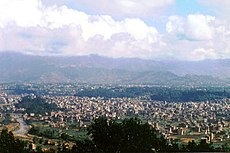 Näkymä koilliseen Kathmandun laaksoon Swayambunathista. Vasemmalla Vishnumatijoki.
