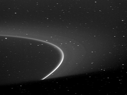 L'ombra de Saturn trunca l'anell G retroil·luminat i el seu arc interior brillant. Es pot veure un vídeo que mostra el moviment orbital de l'arc a YouTube[160] o al lloc web de Cassini Imaging Team.[161]