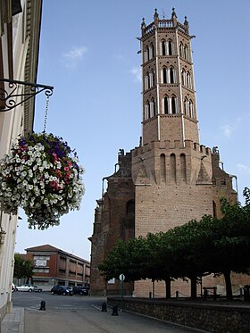 La cathédrale avec son clocher-porche.