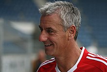 Portrait large d'Ian Rush avec le maillot rouge du Liverpool Football Club.