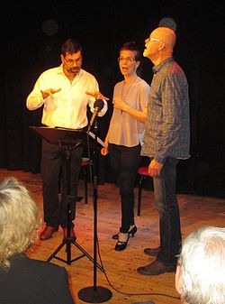 Modin (till höger) framträder med Jeremy Carpenter och Angela Kovács på Pygméteatern i Stockholm i april 2016.