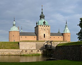 Slottet med vindbryggan från stadssidan.