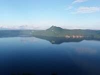 從第三展望台見到的摩周湖，湖對岸為摩周岳。