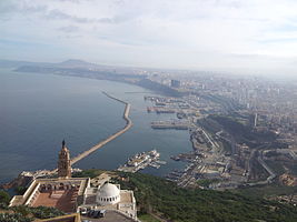 Oran (Algérie) : La chapelle de Santa Cruz, la statut de la Vierge Notre-Dame du Salut et le port.