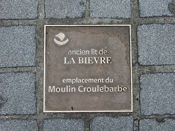 Plaque indiquant l'emplacement d'un ancien moulin et du lit de la Bièvre, située au carrefour avec la rue Corvisart.