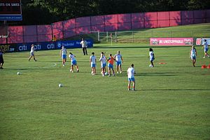 Spielerinnen des Sky Blue FC beim Aufwärmen vor einem Spiel (2011)