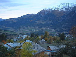 Une petite partie de la vallée de l'Ubaye, vers l'ouest. Vue prise du hameau de Lans-en-Ubaye.