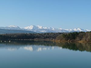 der Stausee; im Hintergrund sind Erhebungen der französischen Pyrenäen sichtbar