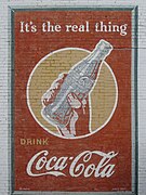 Cette publicité Coca-Cola de 1943 est encore affichée à Minden.