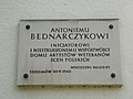 Tablica upamiętniająca twórcę Domu na ścianie budynku głównego