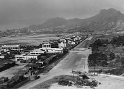 位於啟德機場東側的啟德皇家空軍基地。英軍在1920年代已計劃在香港派駐空軍，但受到《華盛頓條約》的限制，所以先由港府興建民用的啟德機場，機場於1929年啟用，再在機場東側增設空軍基地，成為軍民兩用的機場，而機場跑道也是軍民共用。本圖約攝於1945年8月日本投降後，圖中左下角停泊有盟軍車輛，圖中央的道路是後來的觀塘道。