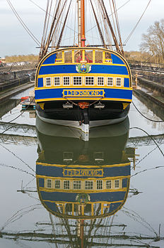 La poupe de l’Hermione et son reflet à Rochefort (Poitou-Charentes). (définition réelle 3 056 × 4 592)