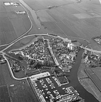 Luchtfoto van Sloten met boven het Slotergat (1977)