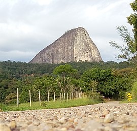 Pedra da Marta Rocha, um ponto de referência do município.