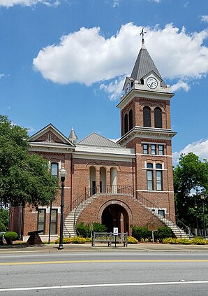 Burke County Courthouse (2019). Das Courthouse wurde 1857 fertiggestellt und dient seitdem als Gerichts- und Verwaltungsgebäude des County. Es weist Stilelemente der Neuromanik auf und erhielt rückwärtig im Jahre 1940 einen zweistöckigen Anbau. Im September 1980 wurde das Burke County Courthouse in das NRHP eingetragen und seitdem umfassend restauriert.[1]