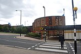 Byker tunnelbanestation med Byker Wall i bakgrunden.