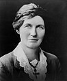 Elizabeth McCombs,primera mujer diputada, al ganar la elección parcial de Lyttelton en 1933.[28]​