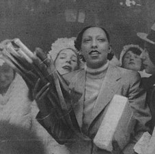 Joséphine Baker à une distribution du Pot-au-Feu des Vieux en 1935