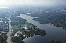 Brunnsviken sedd från helikopter, vy mot syd och Stockholm. Bergianska trädgården syns i bildmitt och till vänster Roslagsvägen.