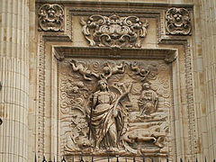 Puerta del clero, relieve de santa Catalina por Lucas González.