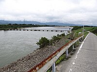 位於吉野川市的吉野川，對岸為善入寺島，河上橋樑為的川島潛水橋