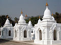 Chùa Kuthodaw (Mandalay, Myanmar), nơi có 729 stupa chứa các bia đá chép kinh