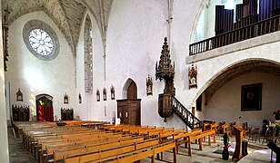 La nef depuis le transept sud de l’église Saint-Jean.