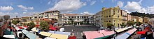 Vue panoramique à 180° d'un marché prise depuis un immeuble.