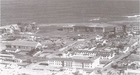 Obras de la Gobernación Militar de Comodoro Rivadavia. Son varios edificios públicos en construcción hacia 1950.