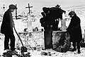 Kommunistlikud noored leidsid "kulakute" poolt surnuaeda peidetud viljakotte. 1. november 1930, Ukraina.