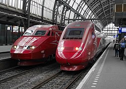 Rames Thalys (Eurostar depuis le 1er octobre 2023), en gare centrale d'Amsterdam : PBA (à gauche) et PBKA (à droite).