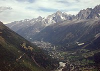 Chamonixdalen sedd från söder. I förgrunden Les Houches, i mitten Chamonix med l'Aiguille Verte i bakgrunden