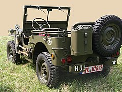 Willys MB, levá zadní čtvrtina, s kanystrem a rezervou