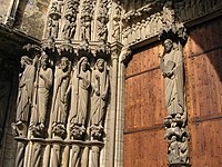 Pórtico sur de la catedral de Chartres. La imagen del parteluz es Cristo Redentor, en actitud de bendecir y sosteniendo un libro.