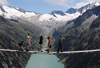 La passerelle suspendue de Drahtsteg, dans les Alpes de Zillertal (Tyrol). (définition réelle 4 205 × 2 847)