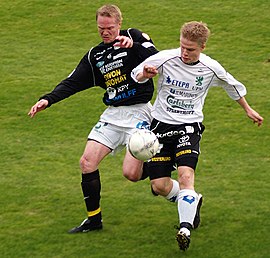 Mikko Innanen (oikealla) ja Jani Hartikainen kaksinkamppailussa kaudella 2005.