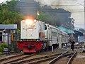 Kereta api ekonomi lokal meninggalkan Stasiun Surabaya Gubeng menuju Sidoarjo