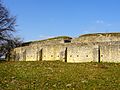 Mur de soutènement à contreforts au sud-ouest.