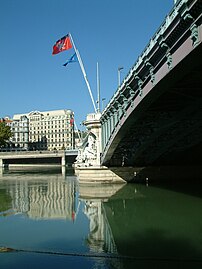 Vue depuis la berge en rive gauche, côté aval