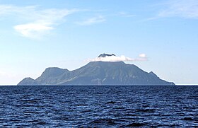 Vue de Saba depuis le large, avec le mont Scenery en partie dans les nuages.